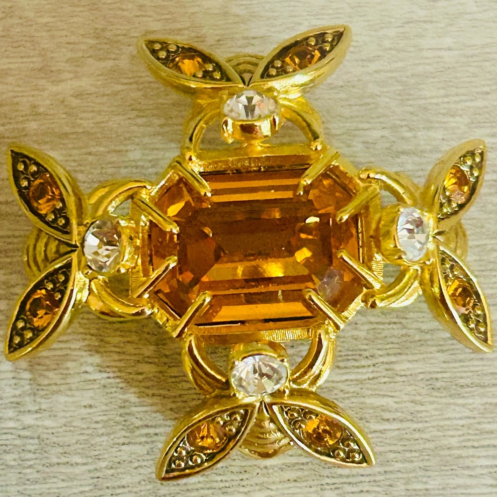 🎉NEW YEAR SALE Gorgeous Signed Vintage Joan Rivers Topaz Bee 🐝 Brooch